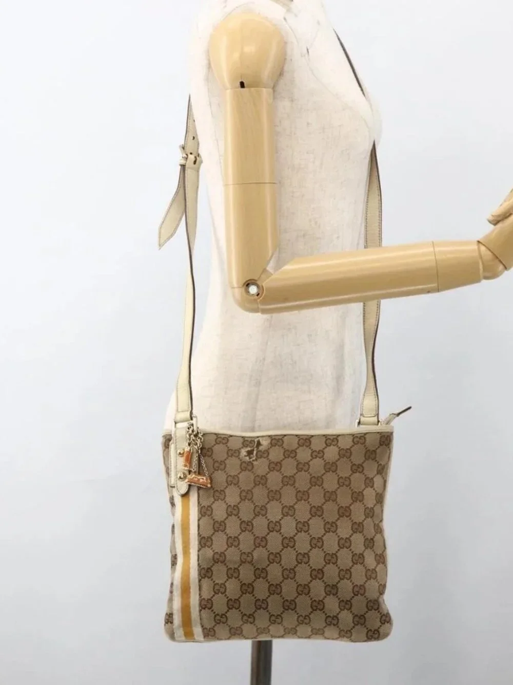 Gucci brand	gucci color	beige